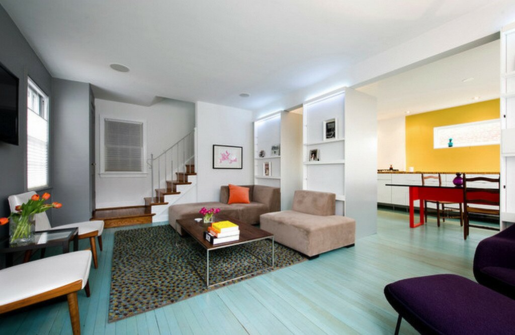 Как визуально увеличить комнату: цвет и рисунок Голубой пол в гостиной